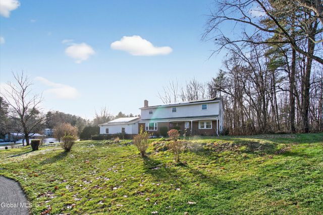 17 Woodshire Court, Malta, NY 12019