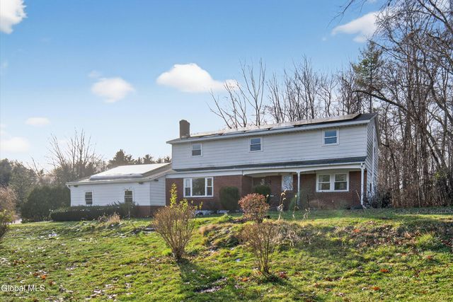 17 Woodshire Court, Malta, NY 12019