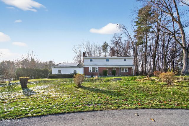 17 Woodshire Court, Malta, NY 12019