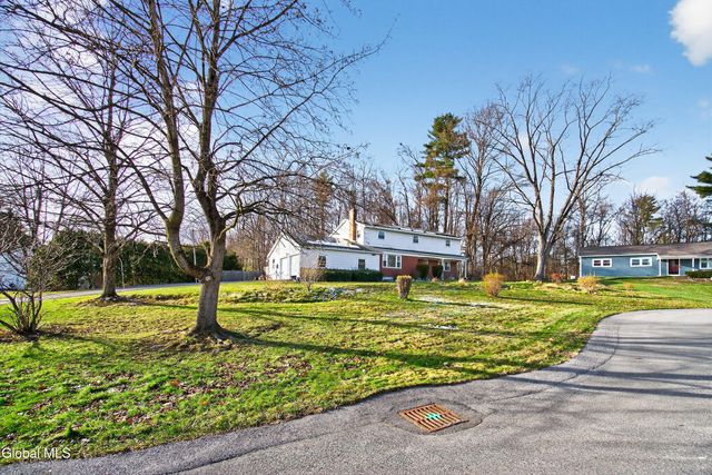 17 Woodshire Court, Malta, NY 12019