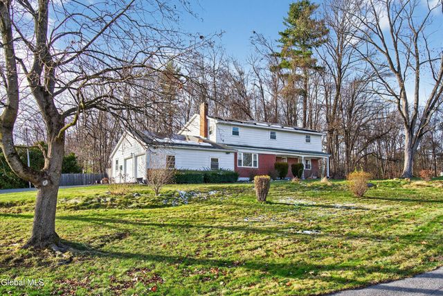 17 Woodshire Court, Malta, NY 12019