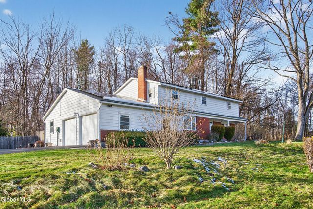 17 Woodshire Court, Malta, NY 12019