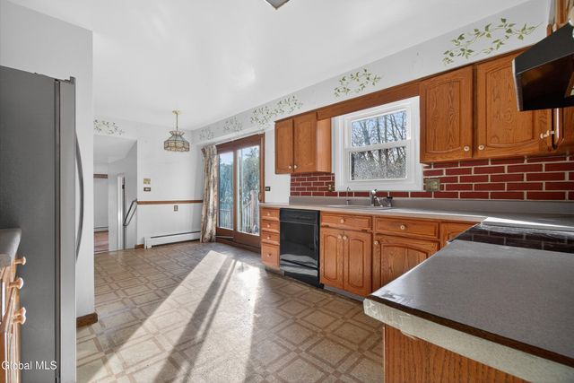 17 Woodshire Court, Malta, NY 12019