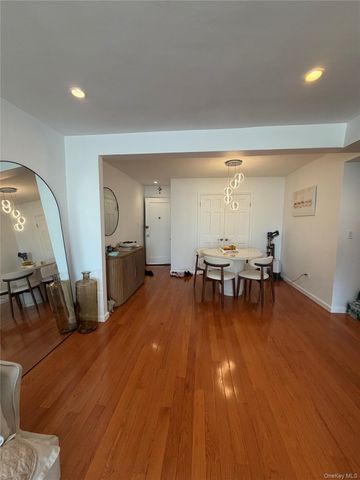 42-45 Kissena Boulevard 6J, Flushing, NY 11355