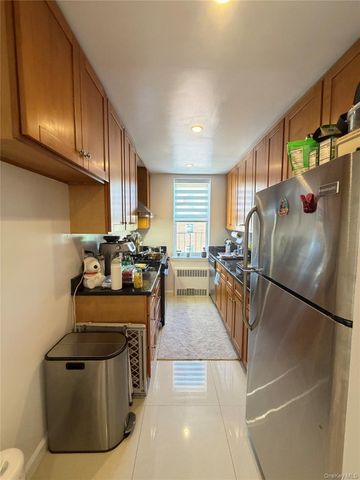 42-45 Kissena Boulevard 6J, Flushing, NY 11355