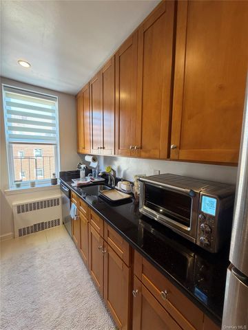 42-45 Kissena Boulevard 6J, Flushing, NY 11355