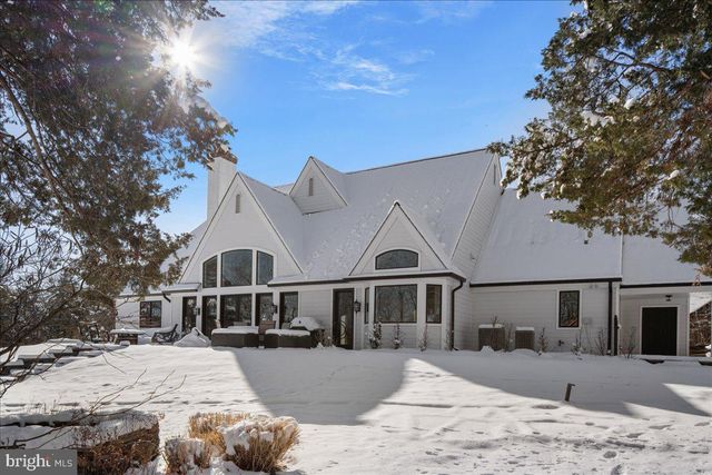 2 CEDAR LN, Erwinna, PA 18920