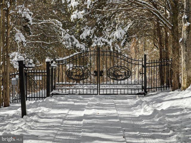 2 CEDAR LN, Erwinna, PA 18920