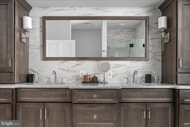 2 CEDAR LN, Erwinna, PA 18920