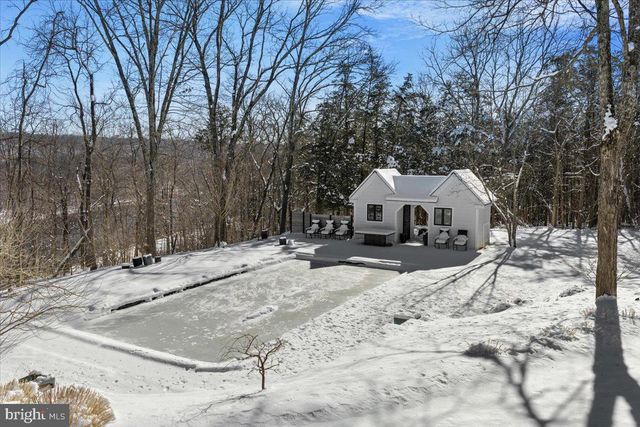 2 CEDAR LN, Erwinna, PA 18920