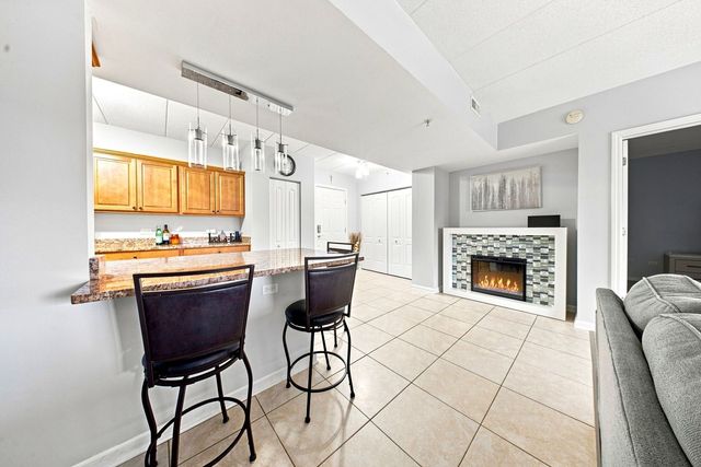 9400 S 79th Avenue 2E, Hickory Hills, IL 60457