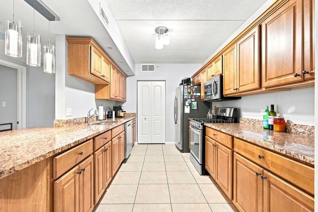 9400 S 79th Avenue 2E, Hickory Hills, IL 60457