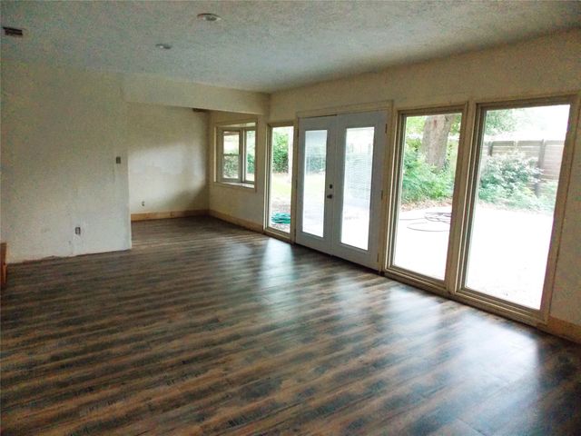 913 Marys Court, Friendswood, TX 77546