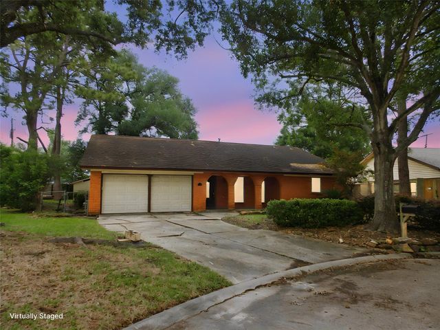 913 Marys Court, Friendswood, TX 77546