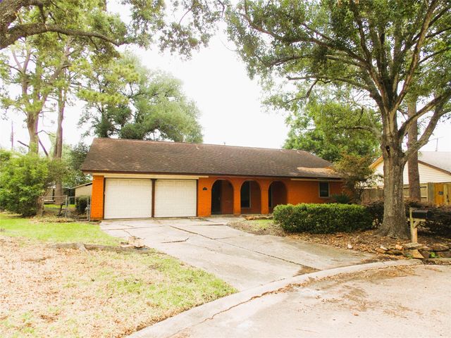913 Marys Court, Friendswood, TX 77546