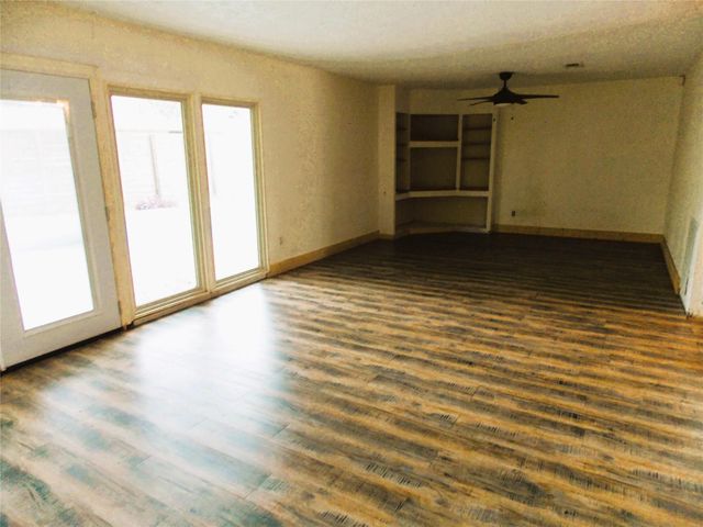913 Marys Court, Friendswood, TX 77546