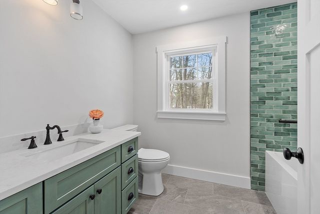 525 Lindell Ave, Leominster, MA 01453