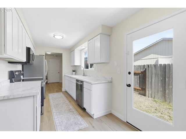792 Se CEDAR St, Dundee, OR 97115
