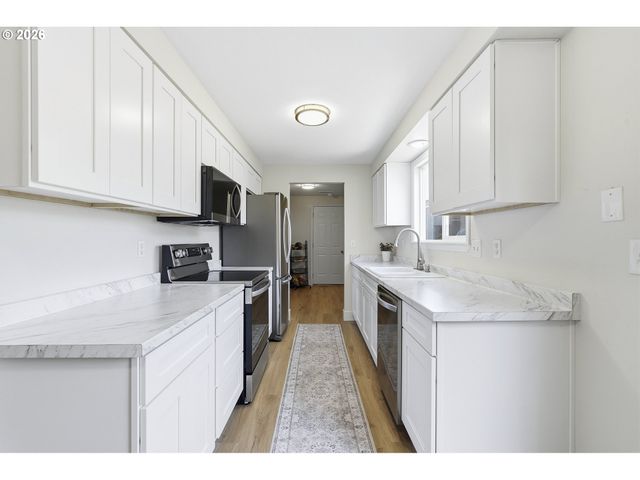 792 Se CEDAR St, Dundee, OR 97115