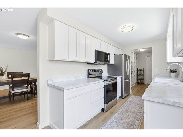 792 Se CEDAR St, Dundee, OR 97115