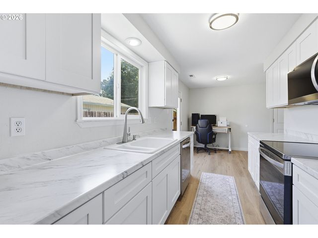 792 Se CEDAR St, Dundee, OR 97115