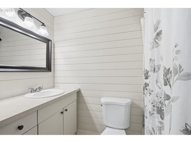 792 Se CEDAR St, Dundee, OR 97115