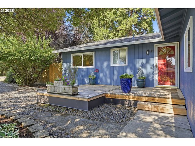 792 Se CEDAR St, Dundee, OR 97115