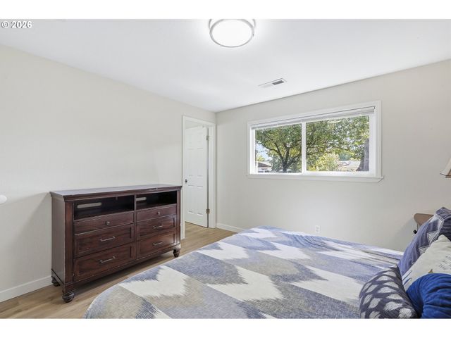 792 Se CEDAR St, Dundee, OR 97115