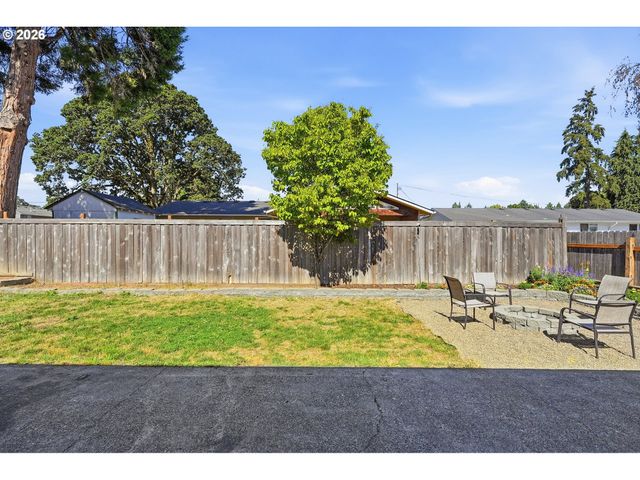 792 Se CEDAR St, Dundee, OR 97115