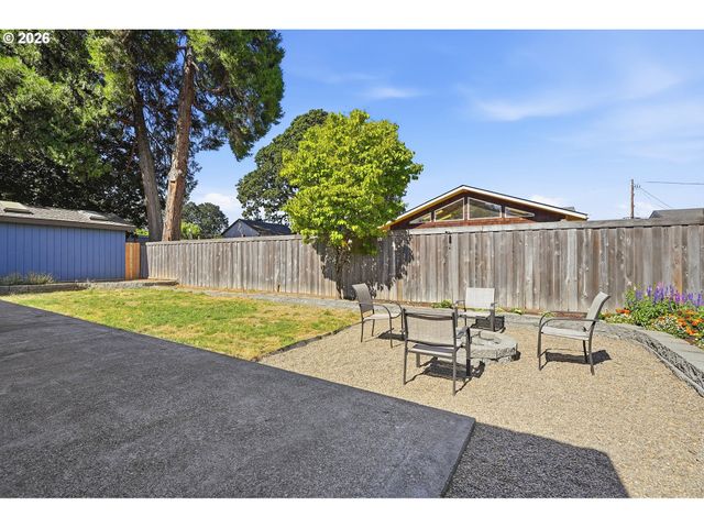 792 Se CEDAR St, Dundee, OR 97115