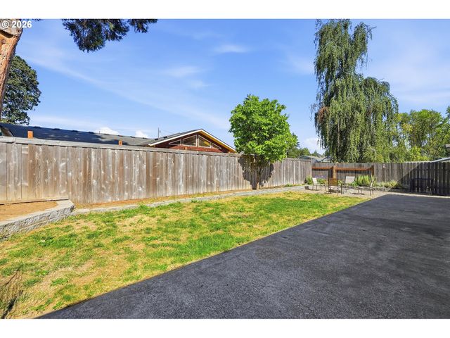 792 Se CEDAR St, Dundee, OR 97115