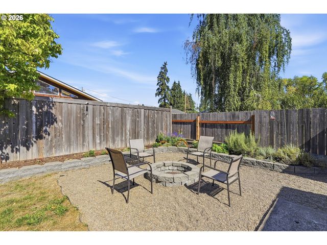 792 Se CEDAR St, Dundee, OR 97115