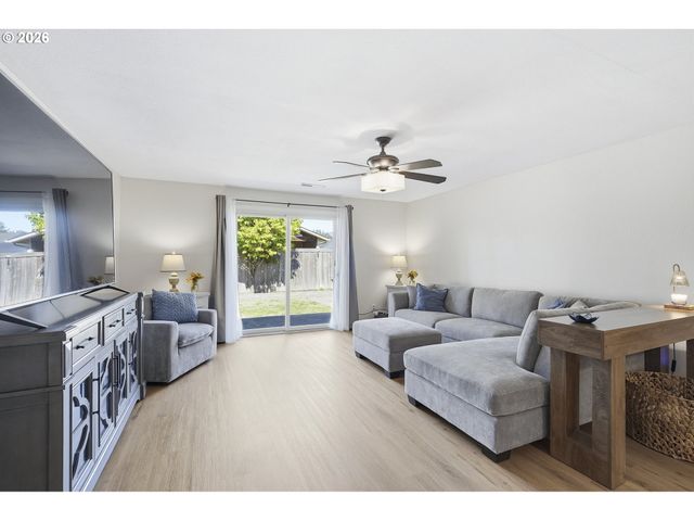 792 Se CEDAR St, Dundee, OR 97115