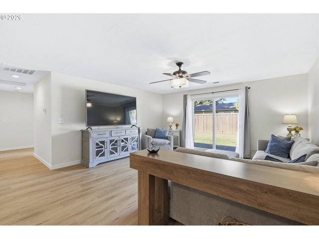 792 Se CEDAR St, Dundee, OR 97115