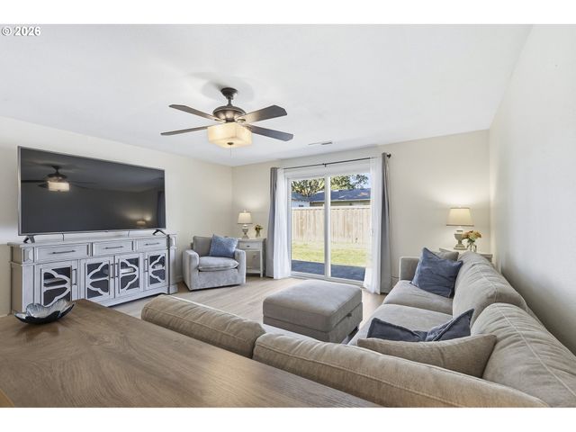 792 Se CEDAR St, Dundee, OR 97115