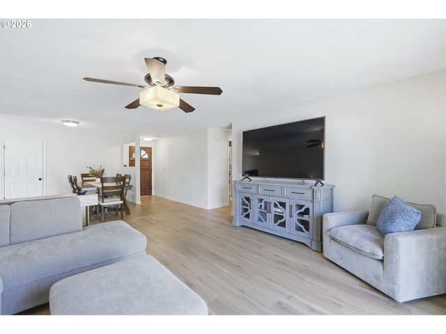 792 Se CEDAR St, Dundee, OR 97115