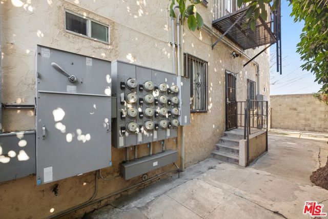 210 W 43rd Place, Los Angeles, CA 90037