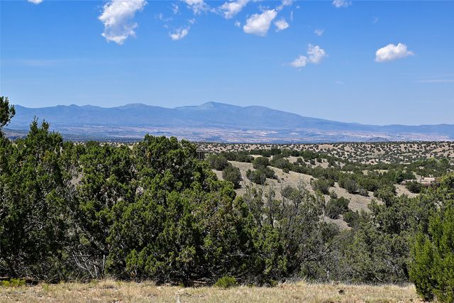 77 Headquarters Trail, Santa Fe, NM 87506