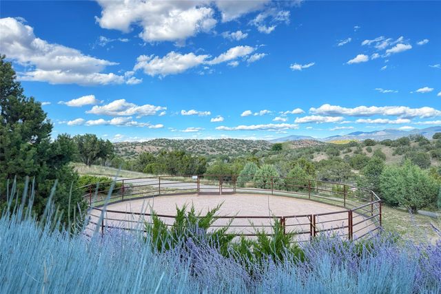 77 Headquarters Trail, Santa Fe, NM 87506