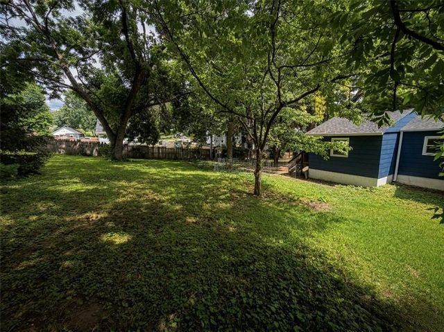 111 N Oxford Avenue, Independence, MO 64053