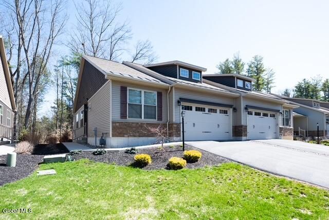 17 Canterbury Lane, Bethlehem, NY 12054