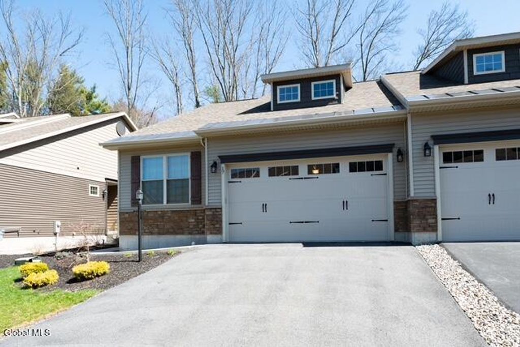 17 Canterbury Lane, Bethlehem, NY 12054