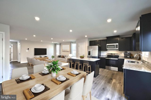 77 SUMMERFIELD DR, Hanover, PA 17331