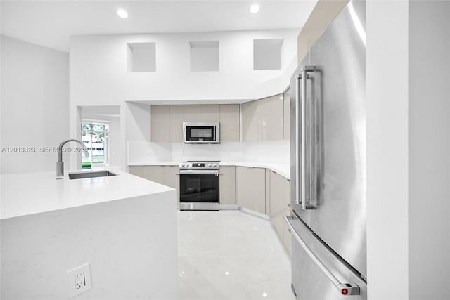 2553 Bay Pointe Drive, Weston, FL 33327