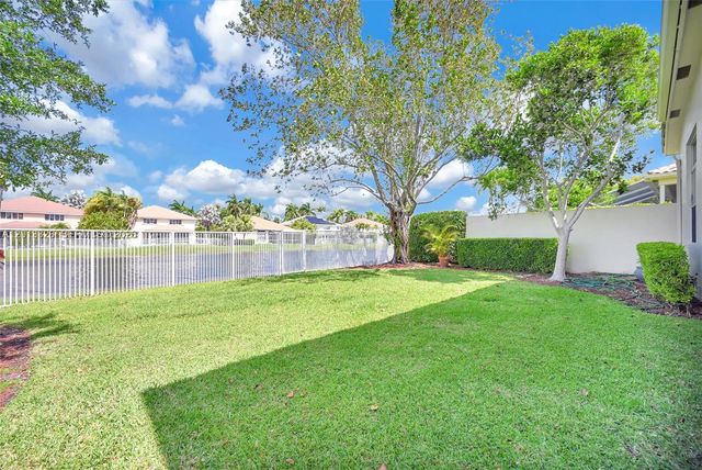 2553 Bay Pointe Drive, Weston, FL 33327