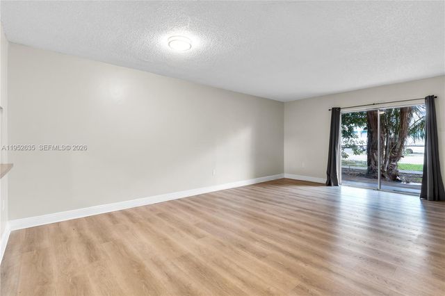 2690 W 76th St 104, Hialeah, FL 33016