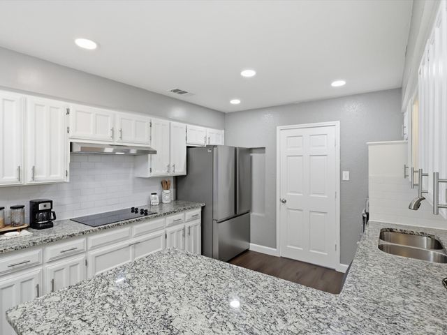 3109 Emerald Street, Bedford, TX 76021