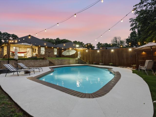 3109 Emerald Street, Bedford, TX 76021