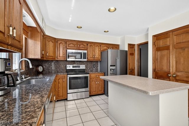 15 Hoffman Pl, Montgomery Twp., NJ 08502