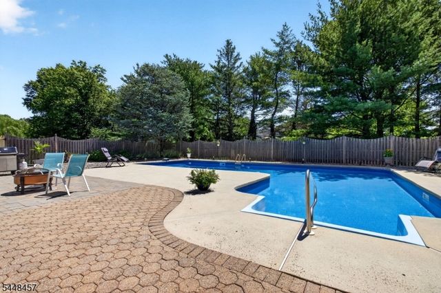 15 Hoffman Pl, Montgomery Twp., NJ 08502